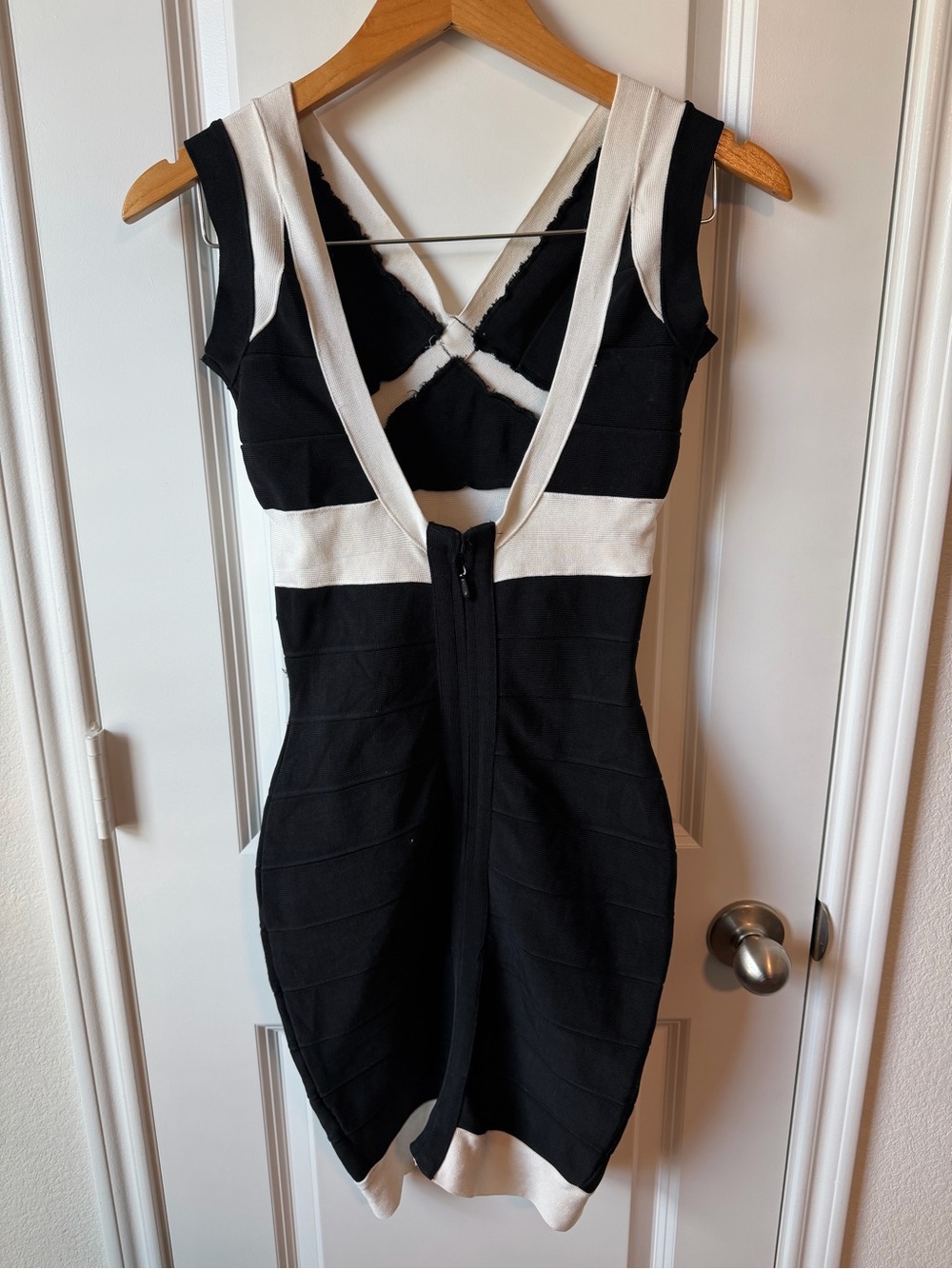 Herve Leger Black and White Sleeveless Bandage Dress - Classic Contrast - Picture 2 of 5